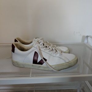 Veja Low-top Leather Sneaker